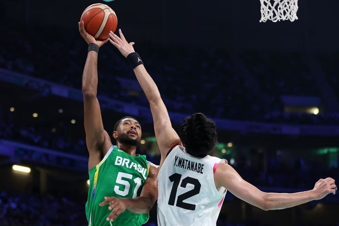Bruno Caboclo tenta arremesso diante da marcação de atleta japonês