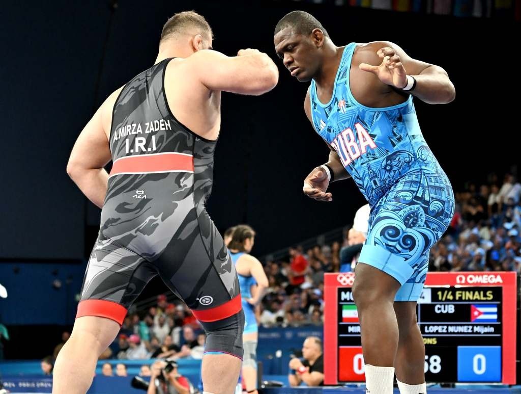 Cubano Mijaín López (direita) em ação no wrestling