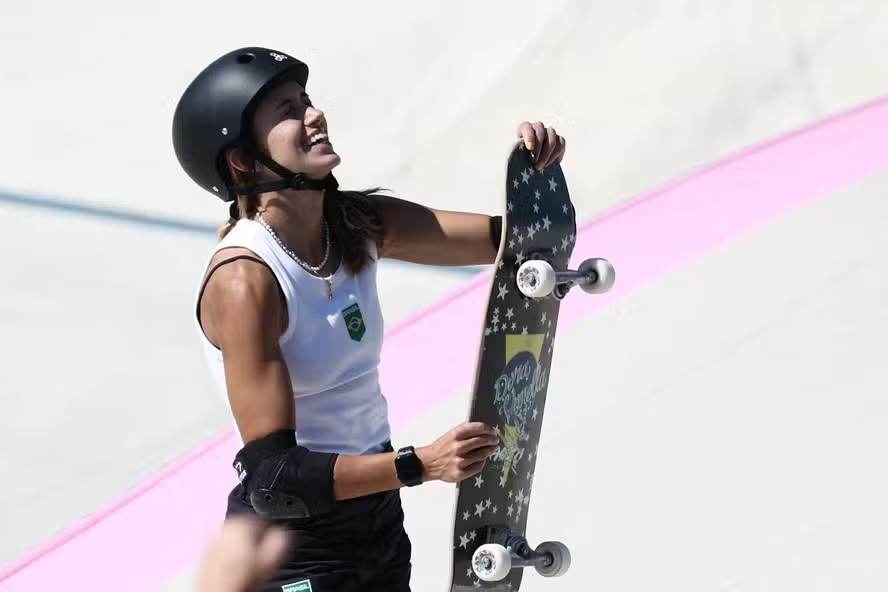 Brasileira Dora Ventura vibra após conquistar boa nota e avançar à final do skate park