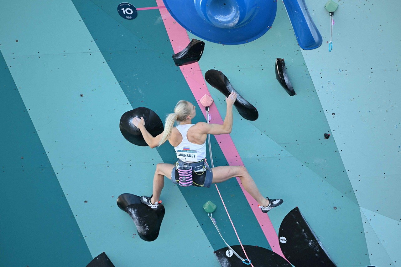 Eslovena Janja Garnbret, campeã olímpica na escalada combinada nos Jogos de Tóquio-2020, repetiu o ouro em Paris