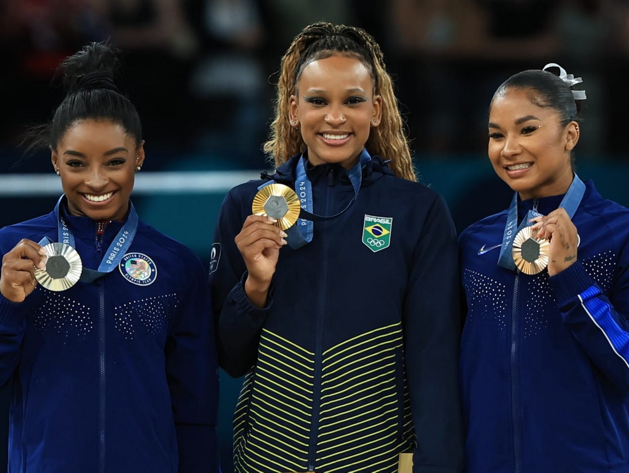 Rebeca Andrade foi ouro no solo, com Simone Biles em segundo e Jordan Chiles em terceiro