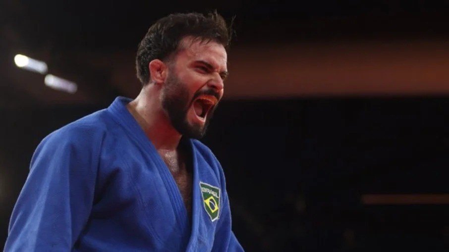 Brasileiro Rafael Macedo comemora após a vitória sobre o romeno Cret