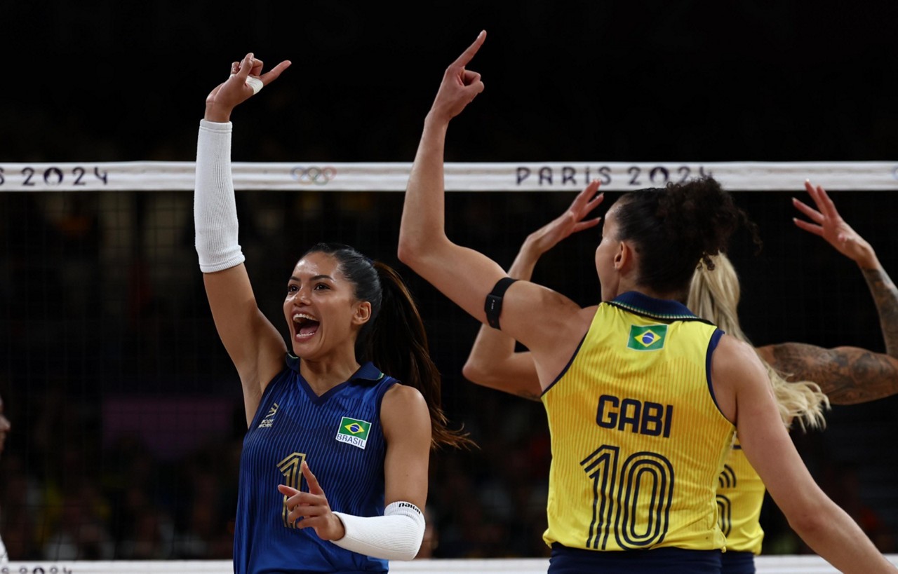 Brasileiras comemoram ponto durante a vitória sobre a República Dominicana