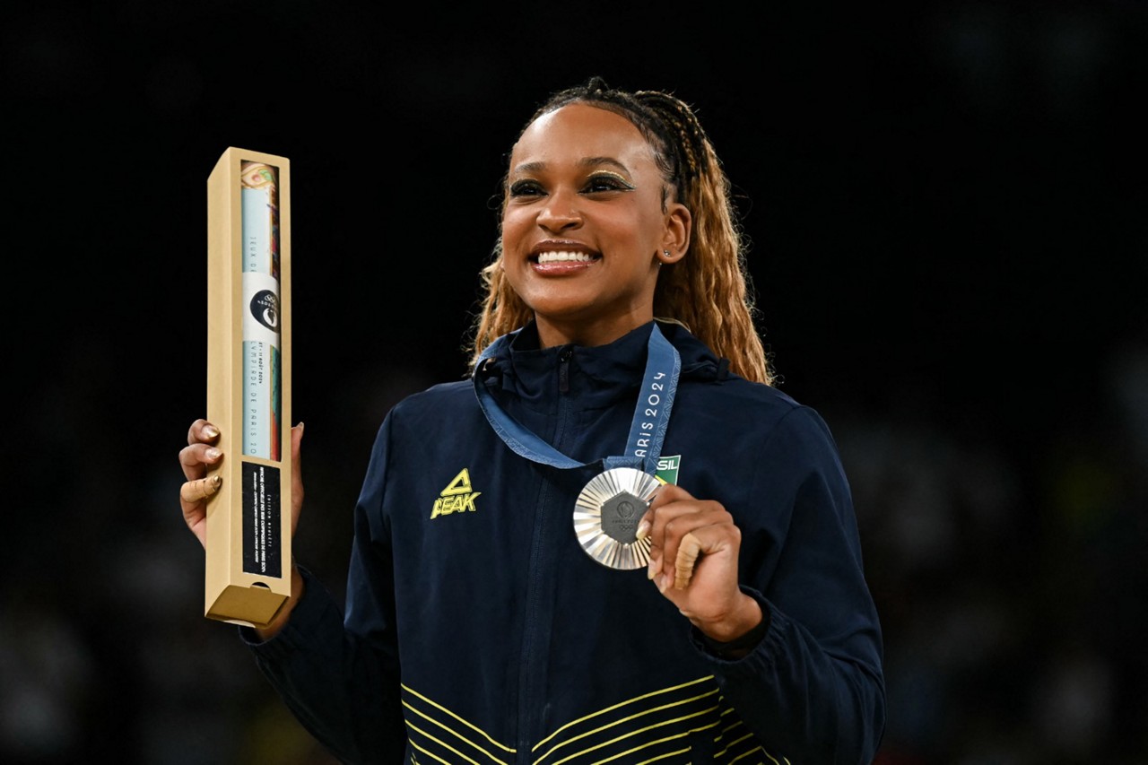 Rebeca Andrade subiu ao pódio pela terceira vez em Paris-2024, neste sábado (3), ao ganhar a prata na final do salto