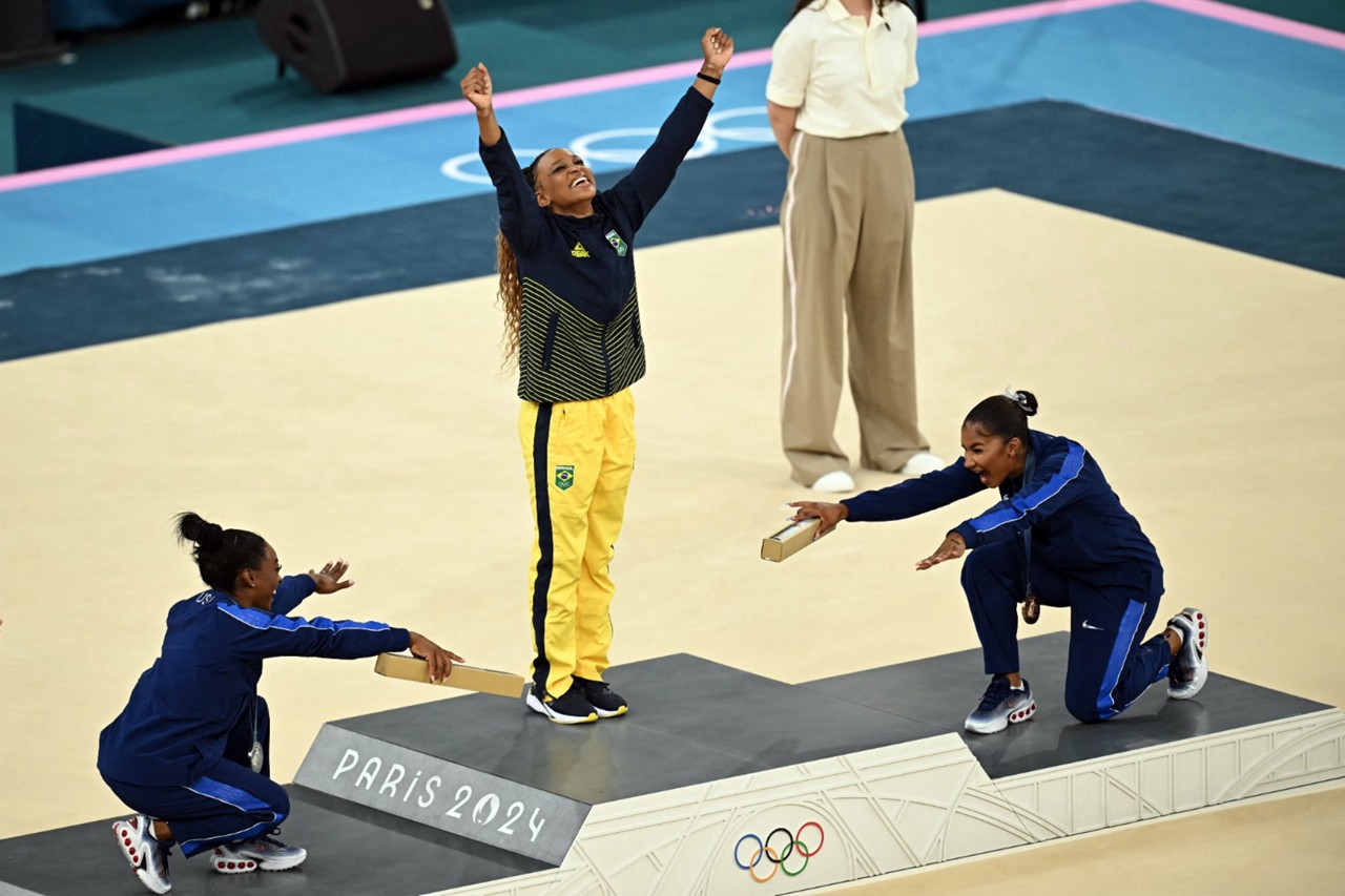 No pódio, Rebeca Andrade foi reverenciada por Simone Biles e Jordan Chiles