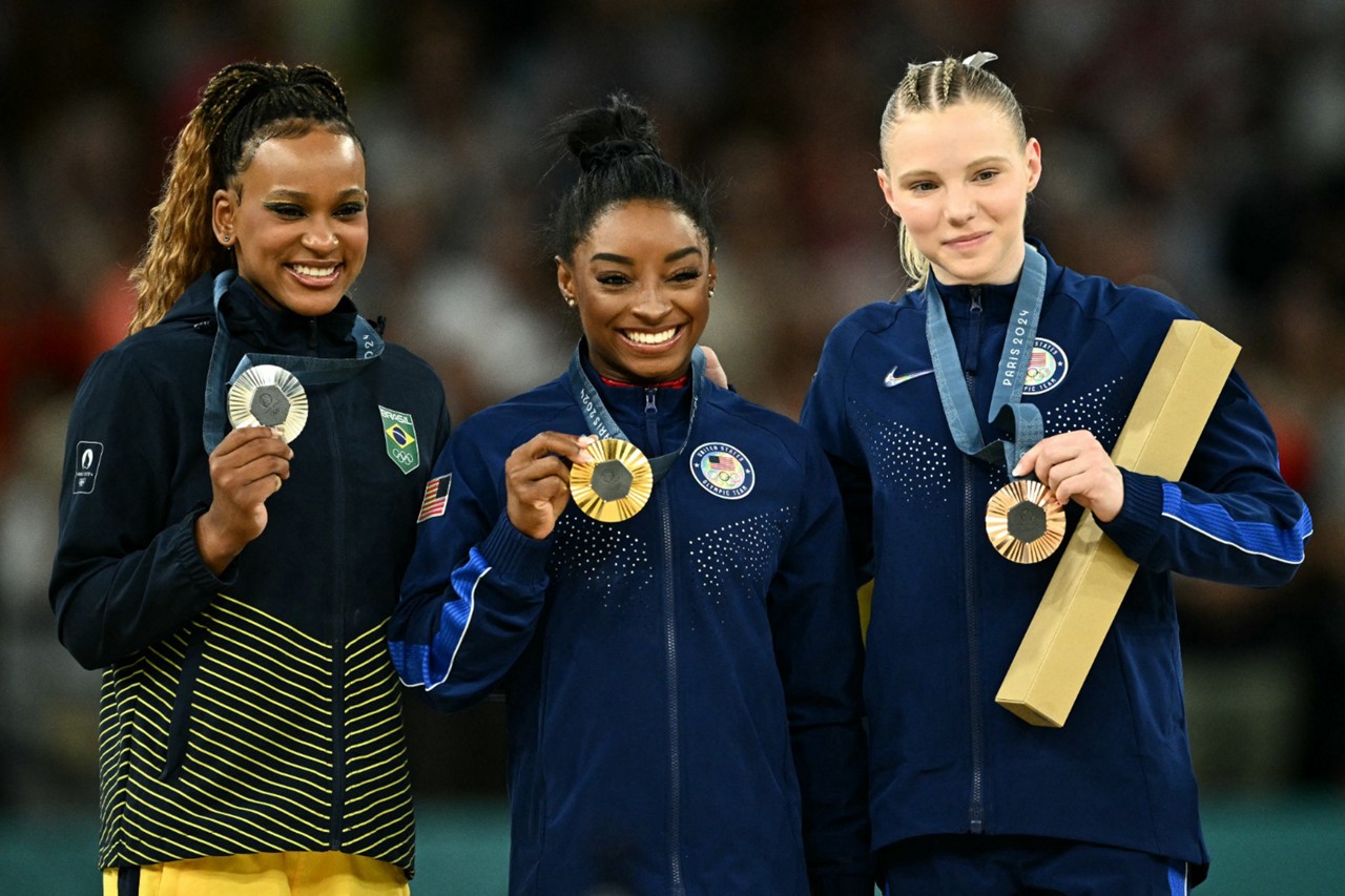 A brasileira Rebeca Andrade (prata) e as norte-americanas Simone Biles (ouro) e Jade Carey (bronze) no pódio do salto feminino da ginástica artística 