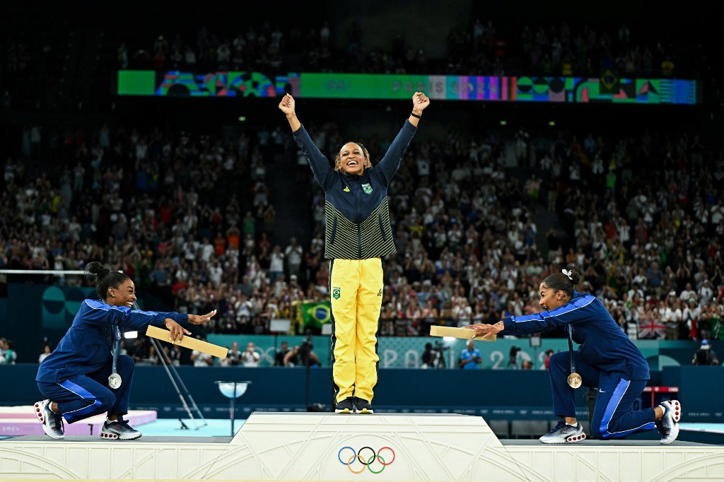 Simone Biles e Jordan Chile se ajoelharam em sinal de respeito e iração à Rebeca Andrade