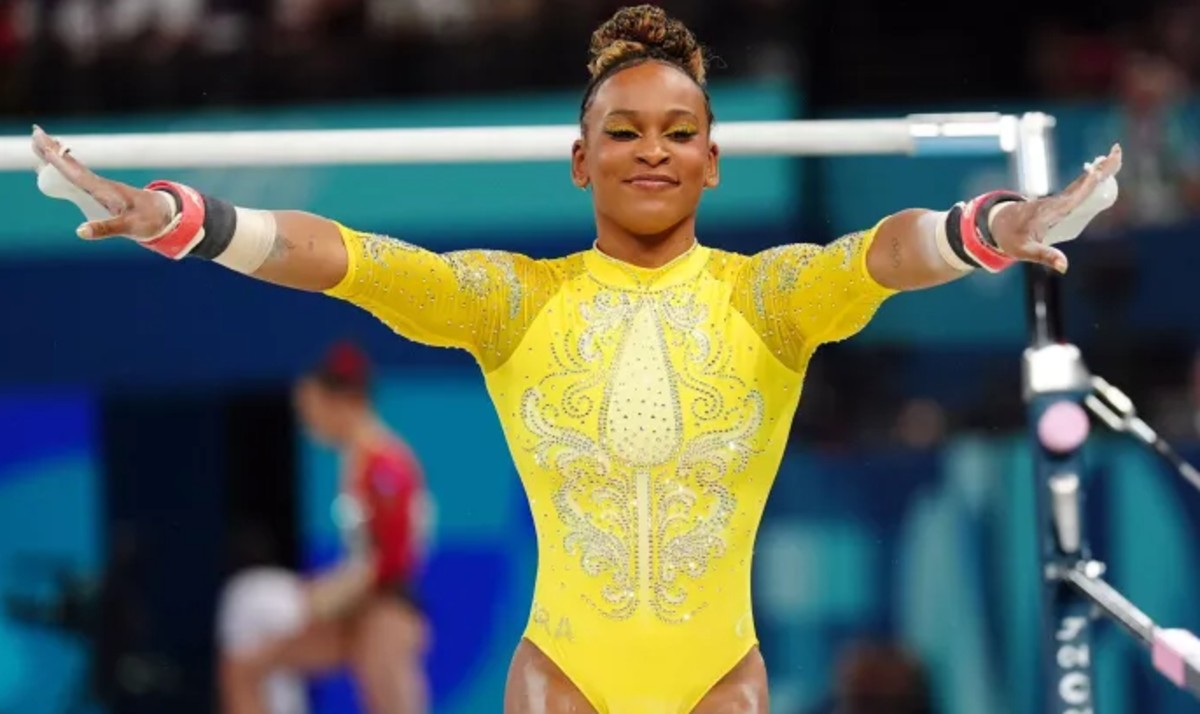 A ginasta brasileira Rebeca Andrade tenta superar Simone Biles, a melhor do mundo