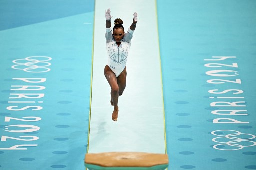 Brazil's Rebeca Andrade competes in the artistic gymnastics women's vault final during the Paris 2024 Olympic Games at the Bercy Arena in Paris, on August 3, 2024. (Photo by Loic VENANCE / AFP)