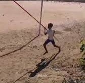 Criança viraliza treinando salto com vara no interior do Piauí