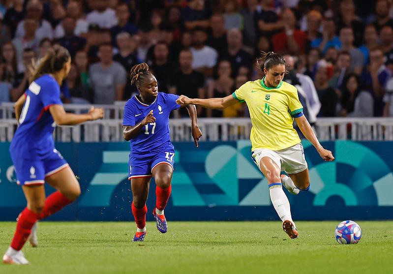Brasil vence donas da casa por 1 a 0. 