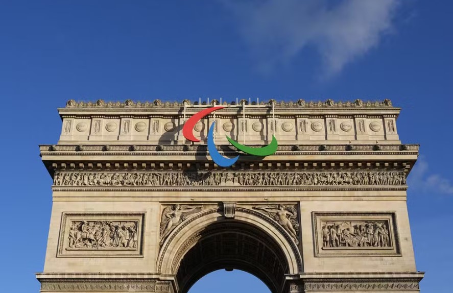 Agitos Paralímpicos no Arco do Triunfo, em Paris