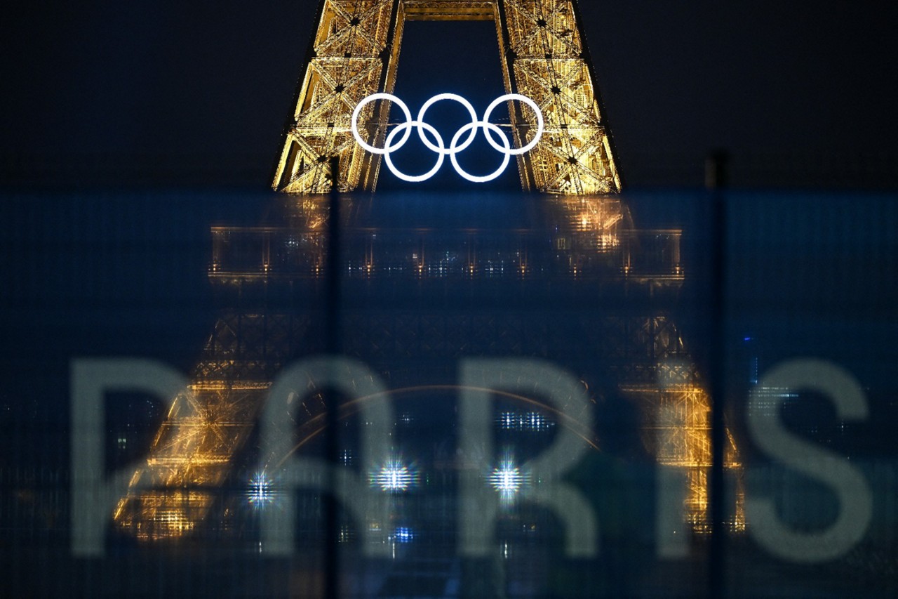 Arcos olímpicos vão continuar na Torre Eiffel mesmo depois dos jogos