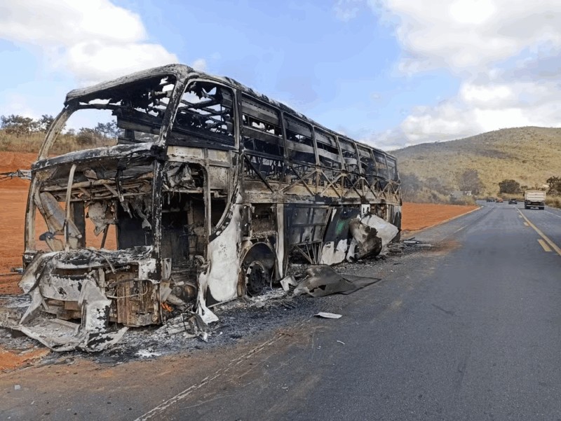 Ônibus é consumido por incêndio na BR-251