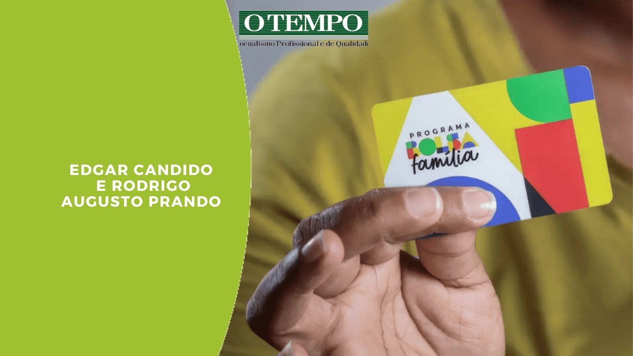 Beneficiário segura cartão do programa Bolsa Família