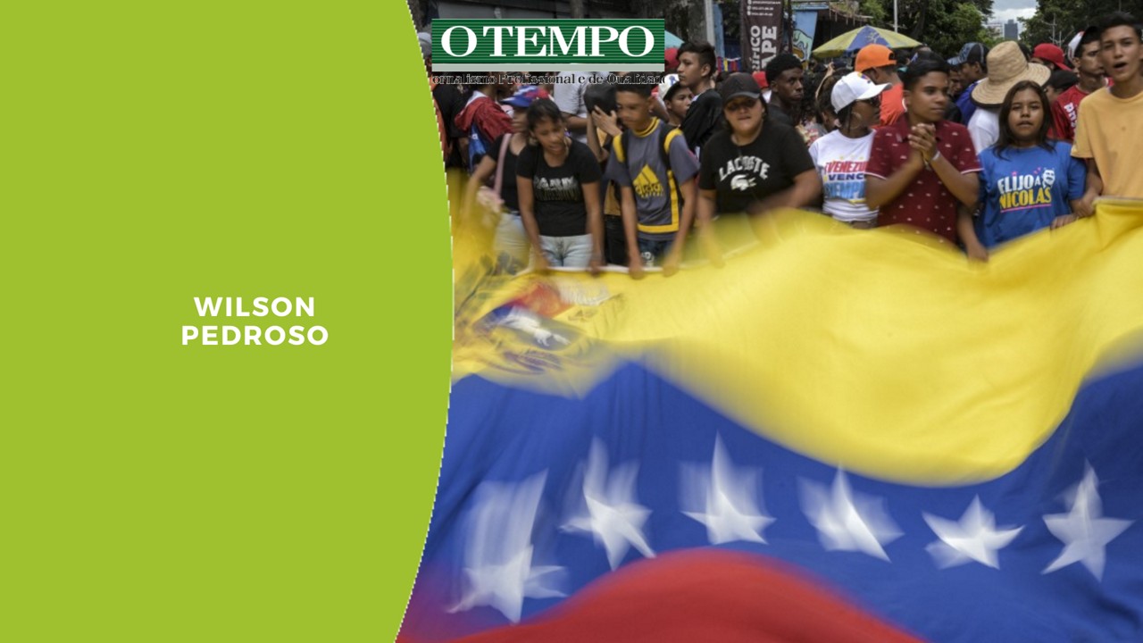 Manifestantes agitam bandeira da Venezuela durante ato em Caracas