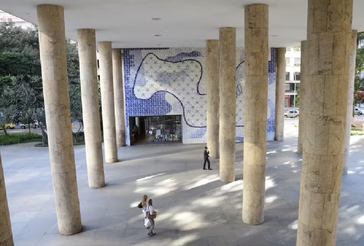 O edifício foi projetado sob elementos da nova arquitetura preconizada por Le Corbusier, com jardins e pilotis liberando o solo para que o térreo fosse uma praça de livre circulação