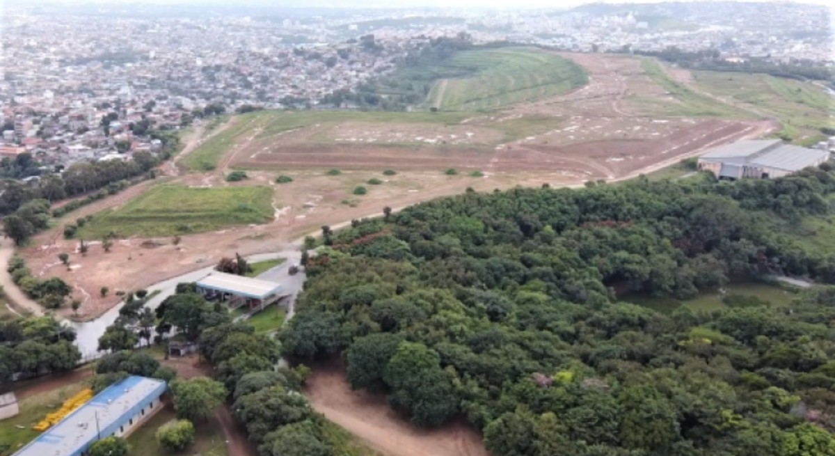 Vista geral do Central de Tratamento de Resíduos Sólidos (CTRS) próximo à BR-040, em Belo Horizonte