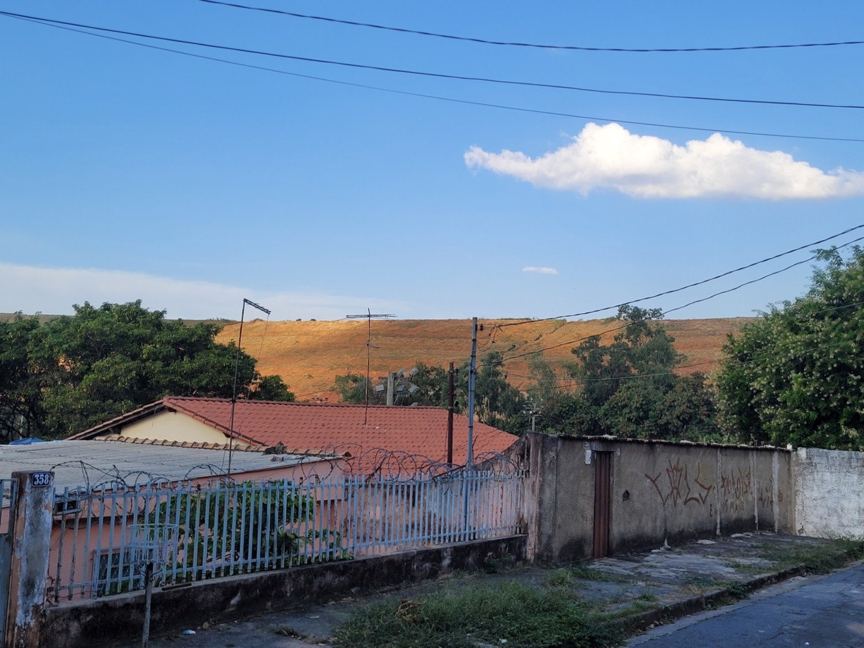 Vista da divisa entre o Pindorama e o aterro sanitário