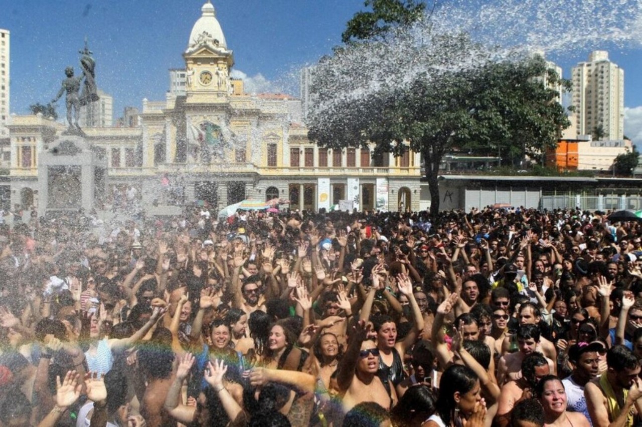 Foliões brincam o Carnaval na praça da Estação, em Belo Horizonte