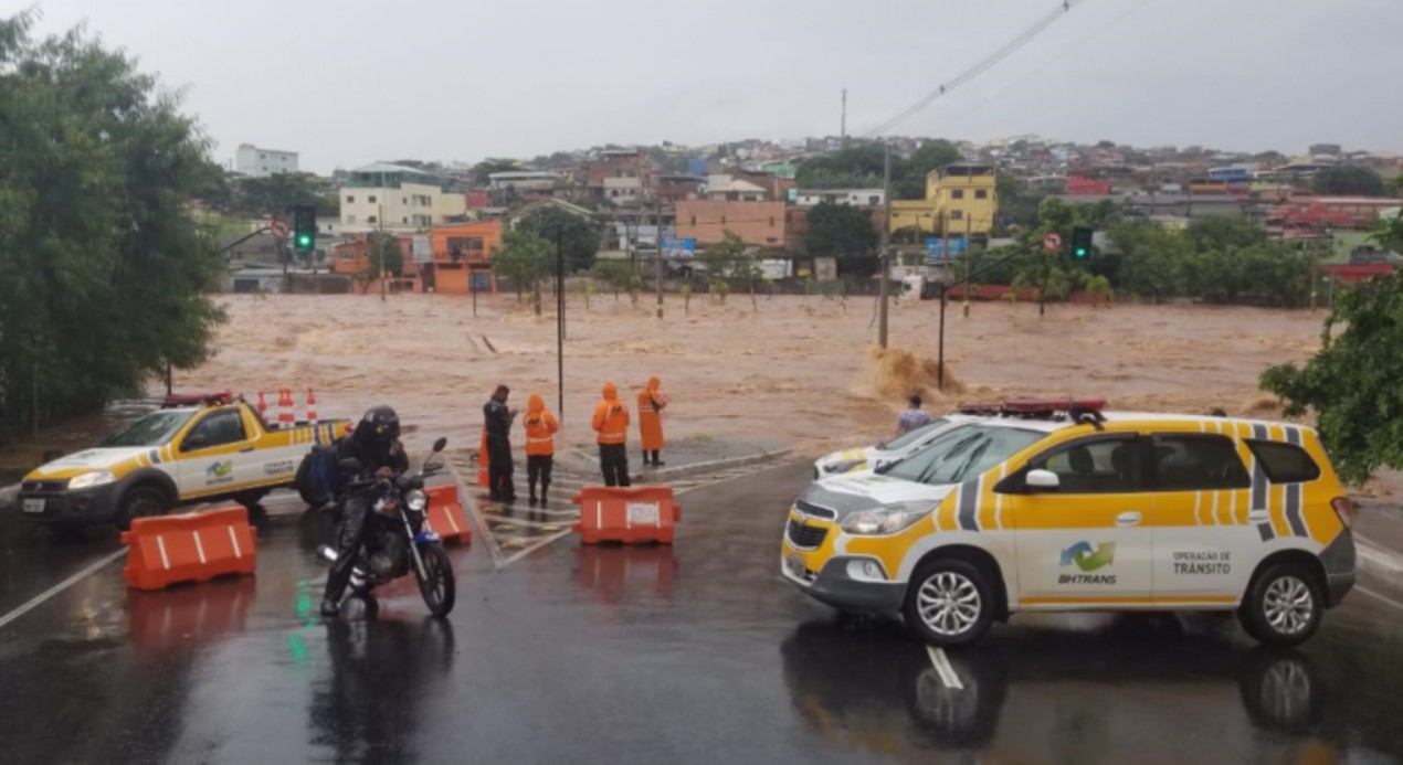 Veículos da BHTrans fazem isolamento de via alagada pelas chuvas