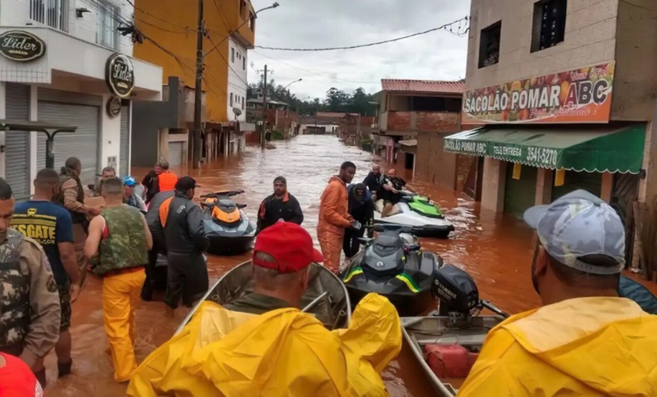 Bombeiros e defesa civil atuando em cidade afetada pelas chuvas
