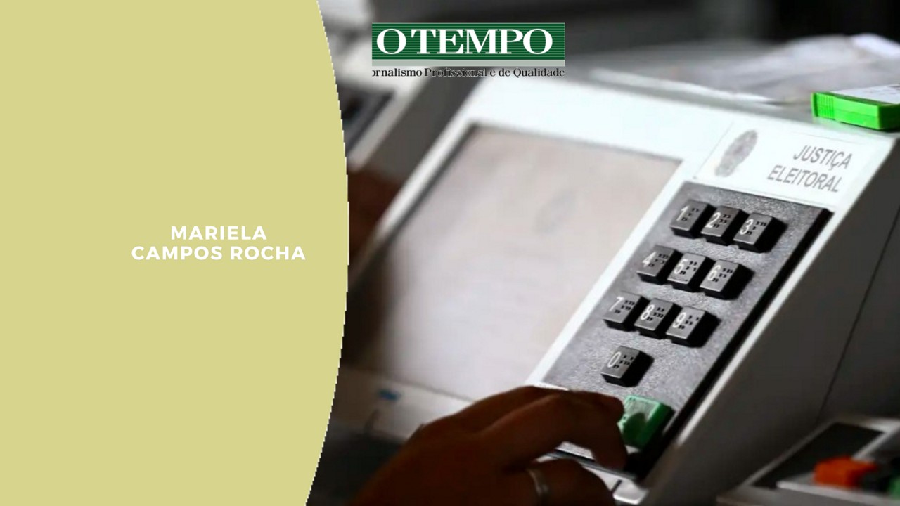 Eleitor tecla em urna eletrônica