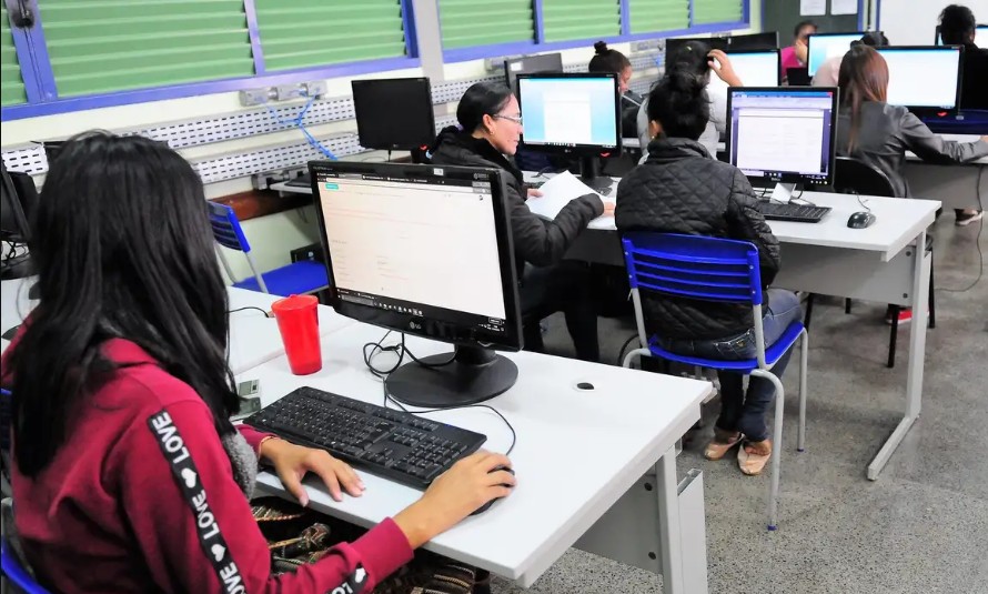 Estudantes fazem aula coletiva em curso à distância 