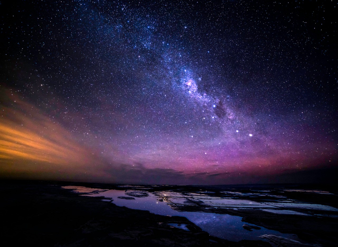 Vista da Via Láctea em céu noturno no hemisfério Norte