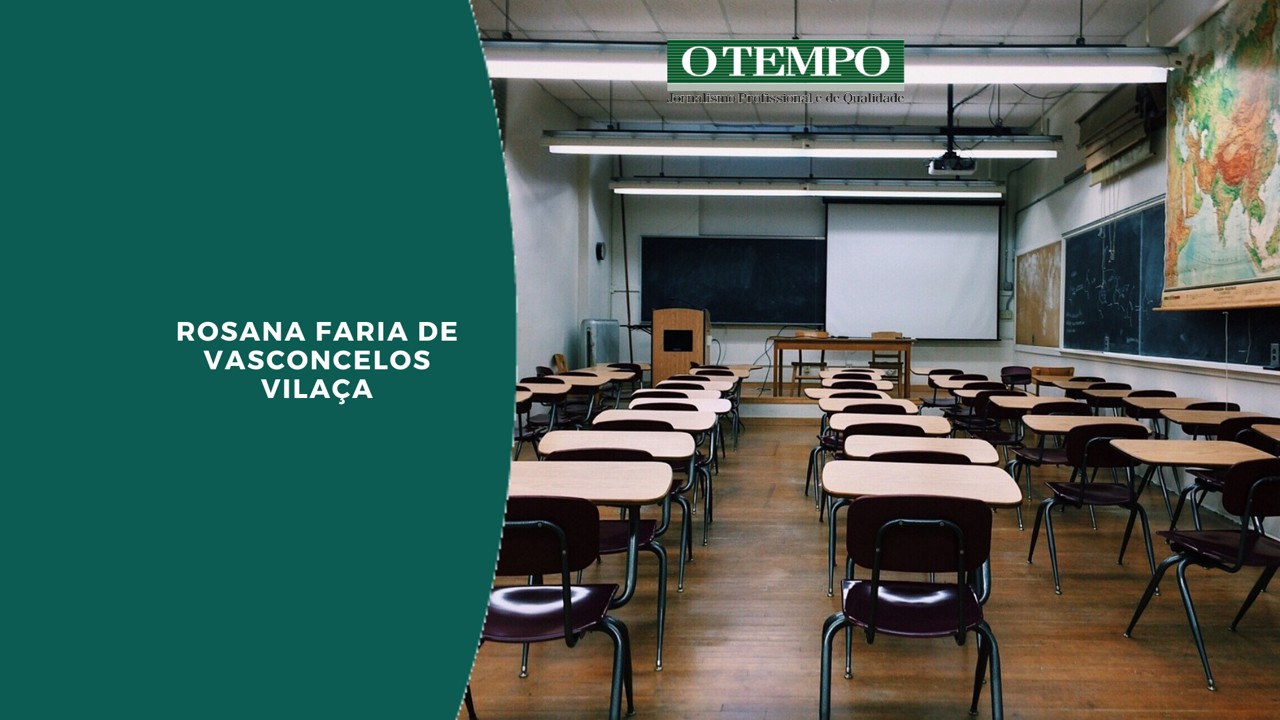 Carteiras alinhadas em sala de aula