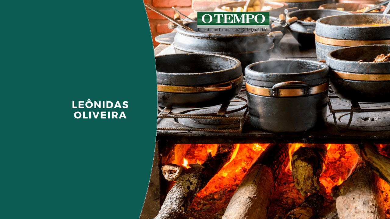 Fogão de lenha com panelas de pedra na cozinha