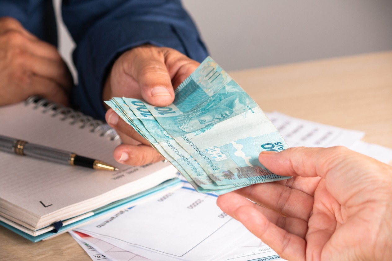 Do total de tributos arrecadados no país quase 40% incidem sobre o consumo.
