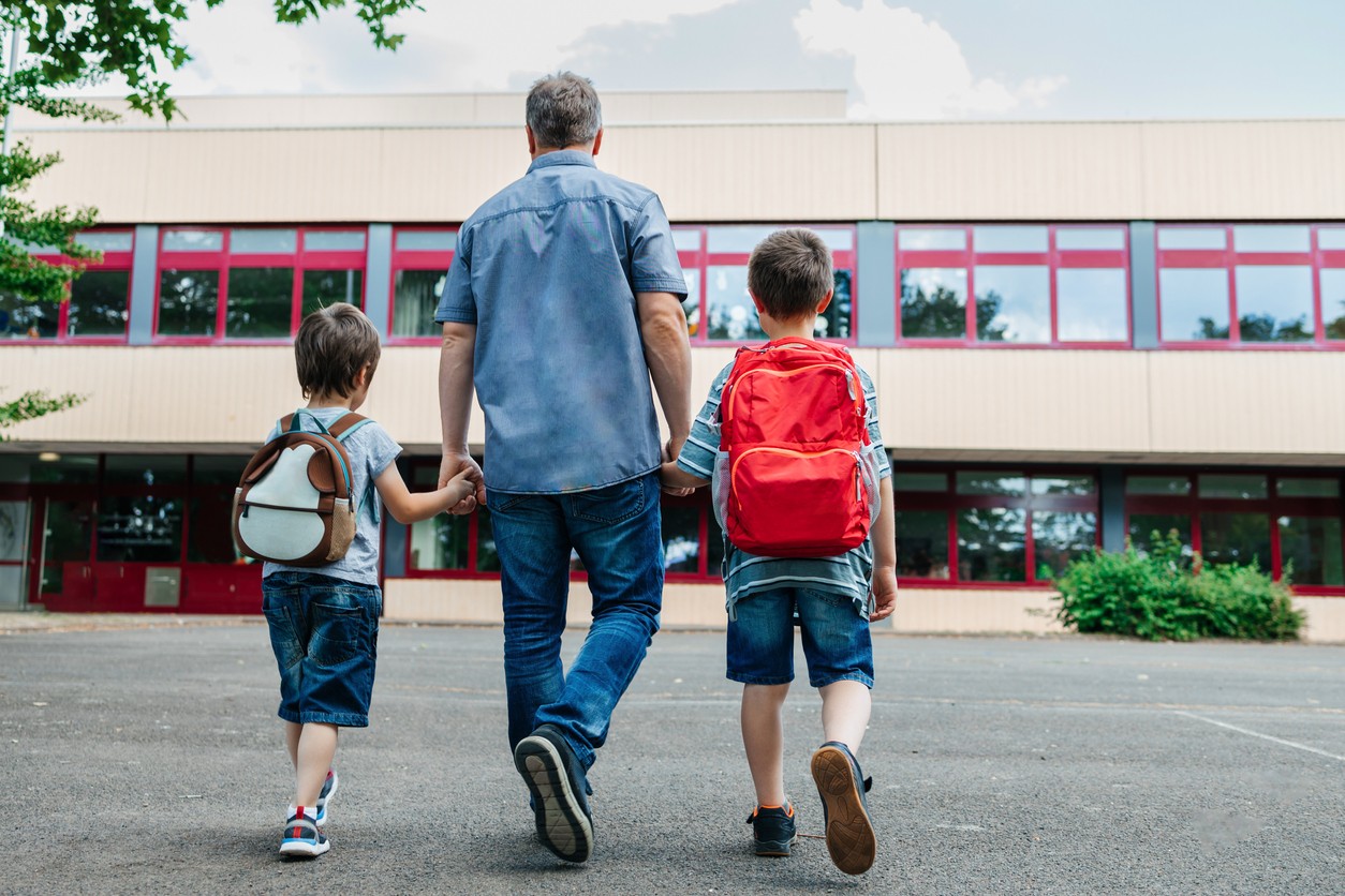 É importante que as escolas desenvolvam programas que incentivem a participação ativa das famílias no processo educativo