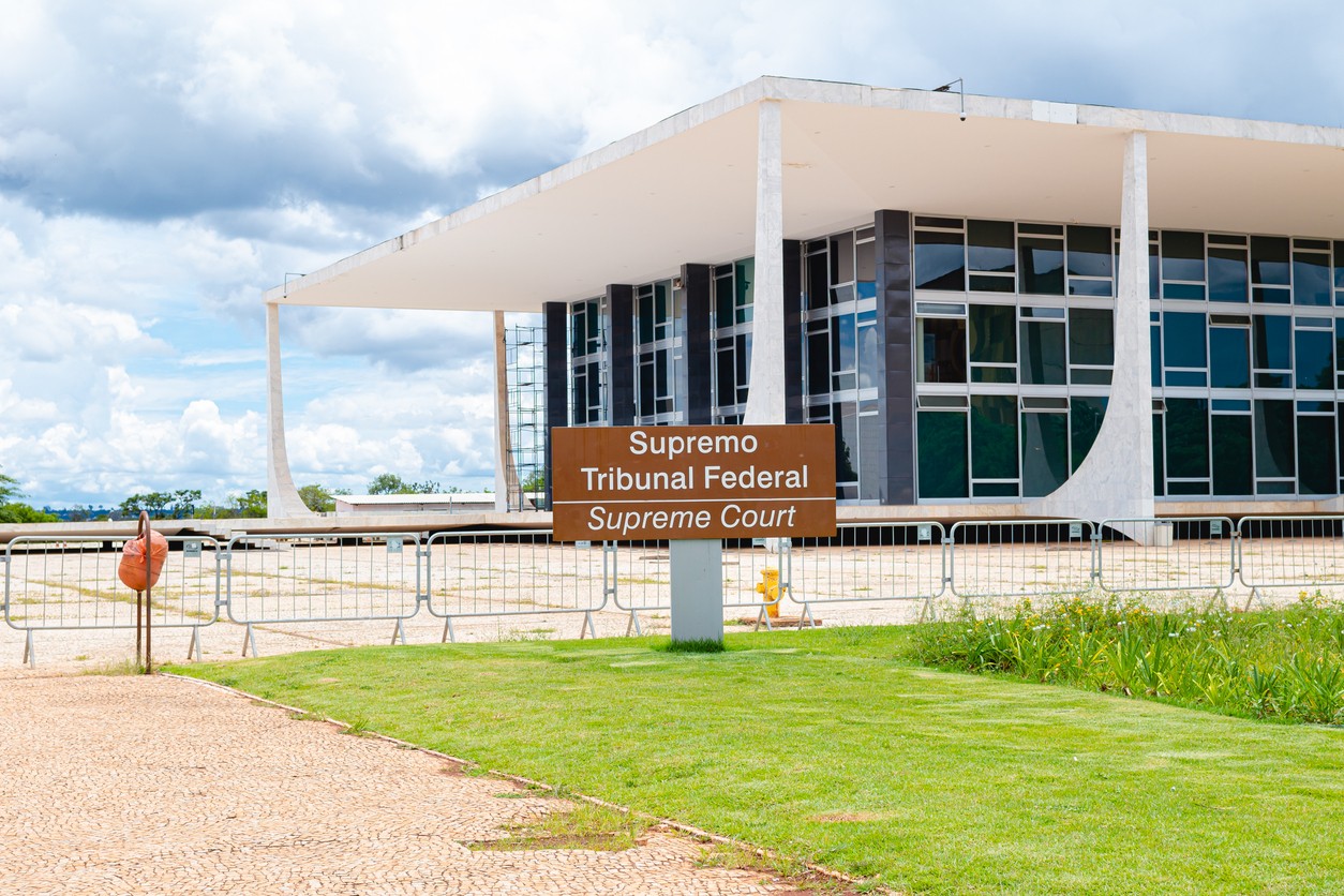 Photograph of the Federal Supreme Court in Brasilia, federal capital of Brazil. 
Highlight the photo for a sculpture that represents justice. The STF was designed by Oscar Niemeyer and a sculpture of justice by the artist Alfredo Ceschiatti.