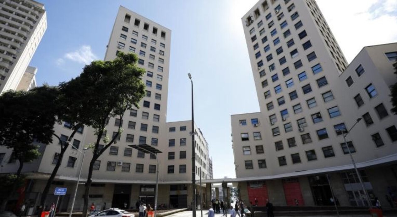 Praça da Independência, entre os edifícios Sulacap e Sulamérica, no centro de Belo Horizonte