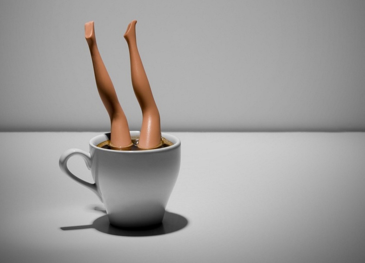Boneca Barbie mergulhada em uma xícara de café
