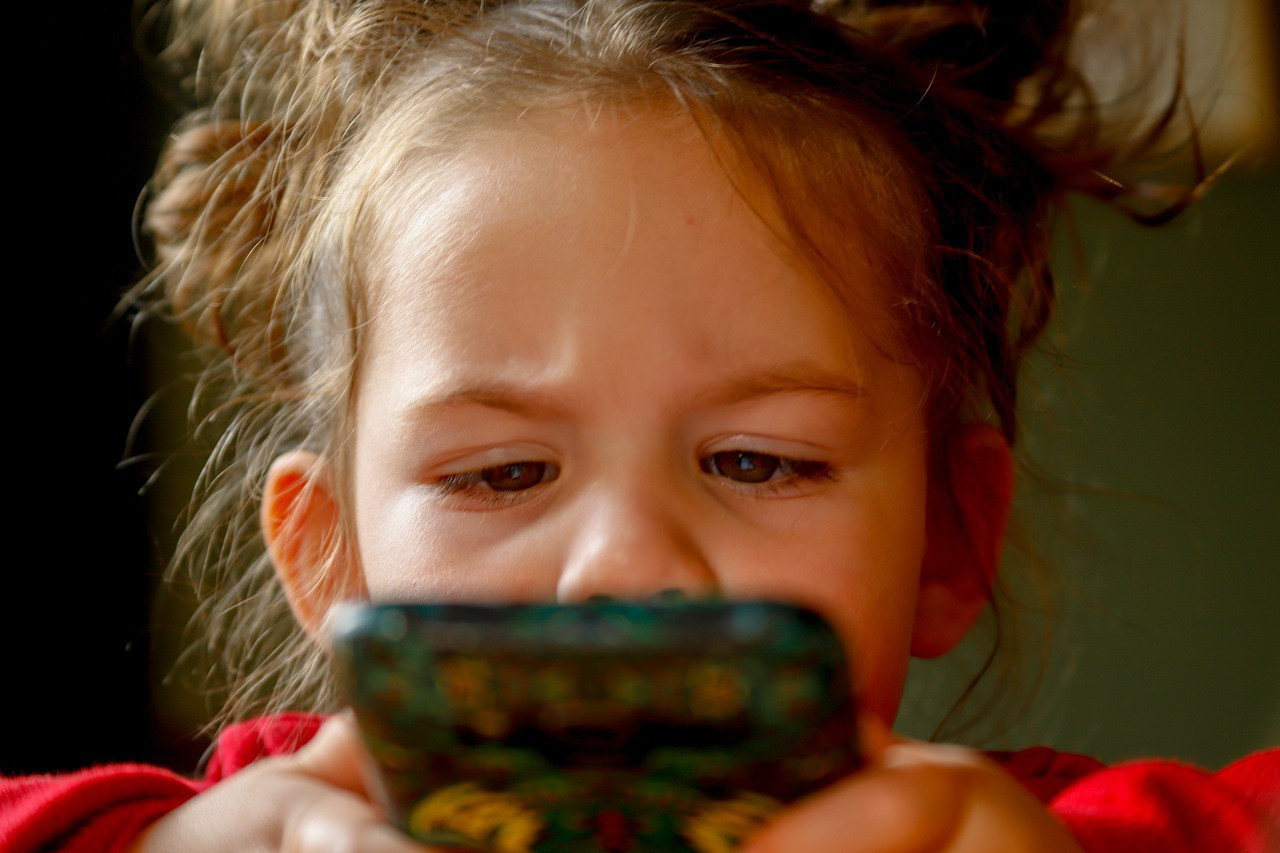 Criança utilizando um smartphone