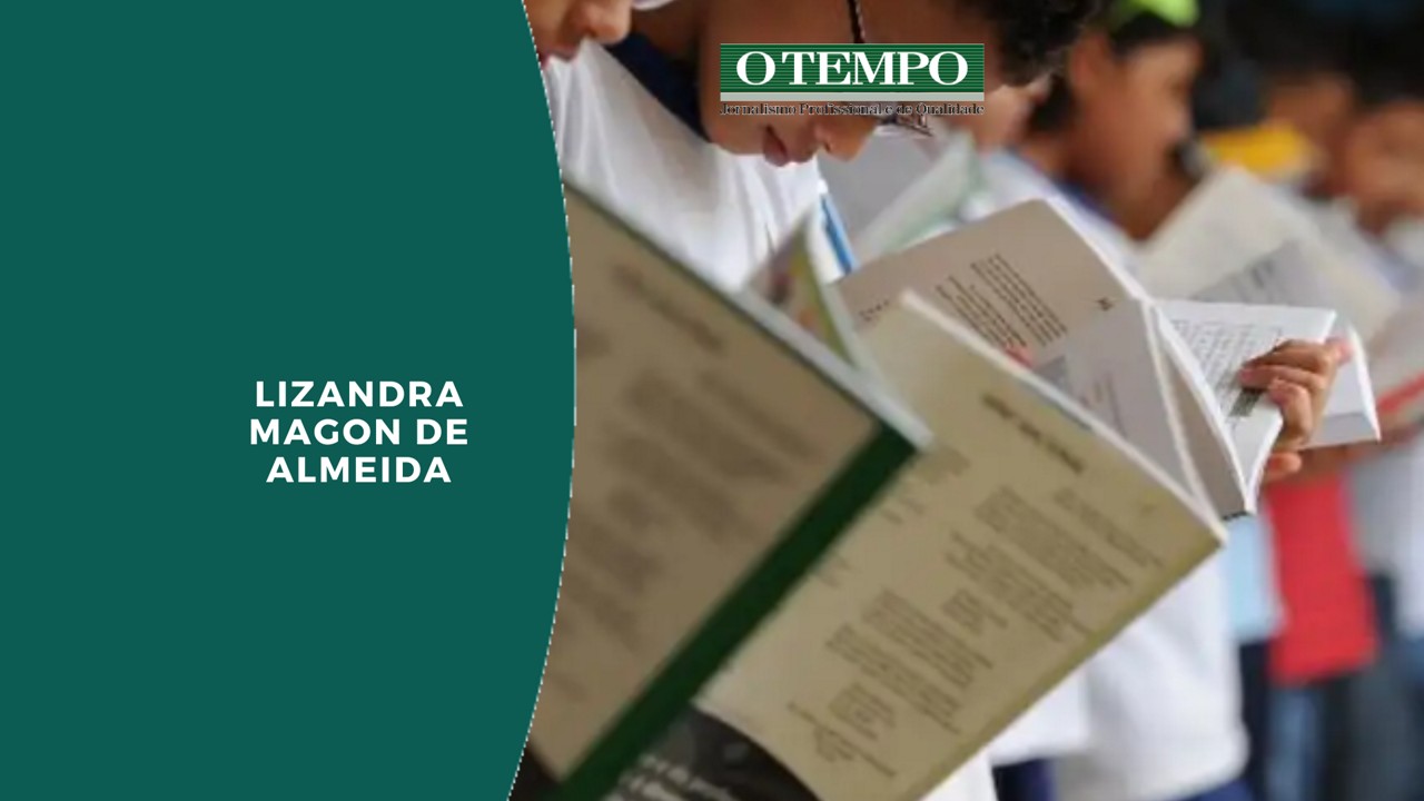 Estudantes manuseiam obras do Programa Nacional do Livro Didático