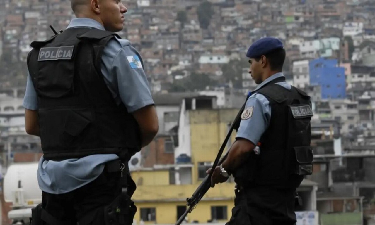 Policiais militares em comunidade do Rio de Janeiro