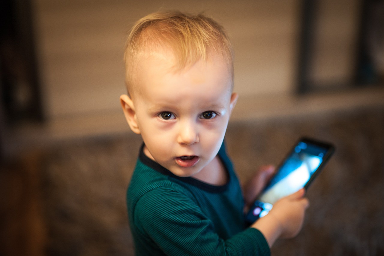 Criança usando smartphone