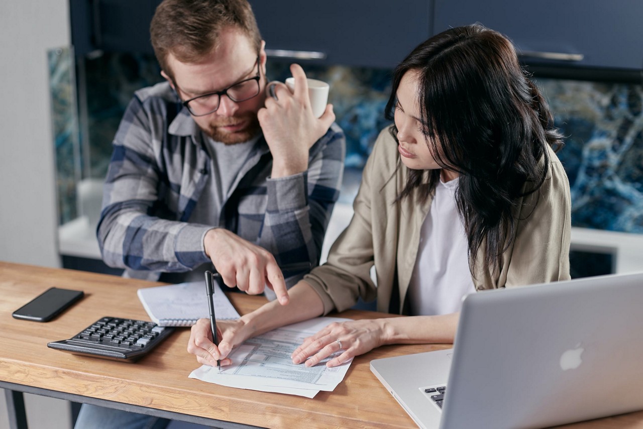 Vale a pena pedir empréstimo para quitar dívidas? Veja no blog da EmCash