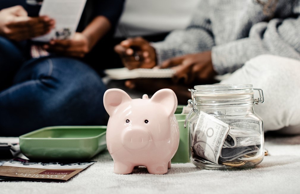 Investir ou poupar: veja o que é melhor para você