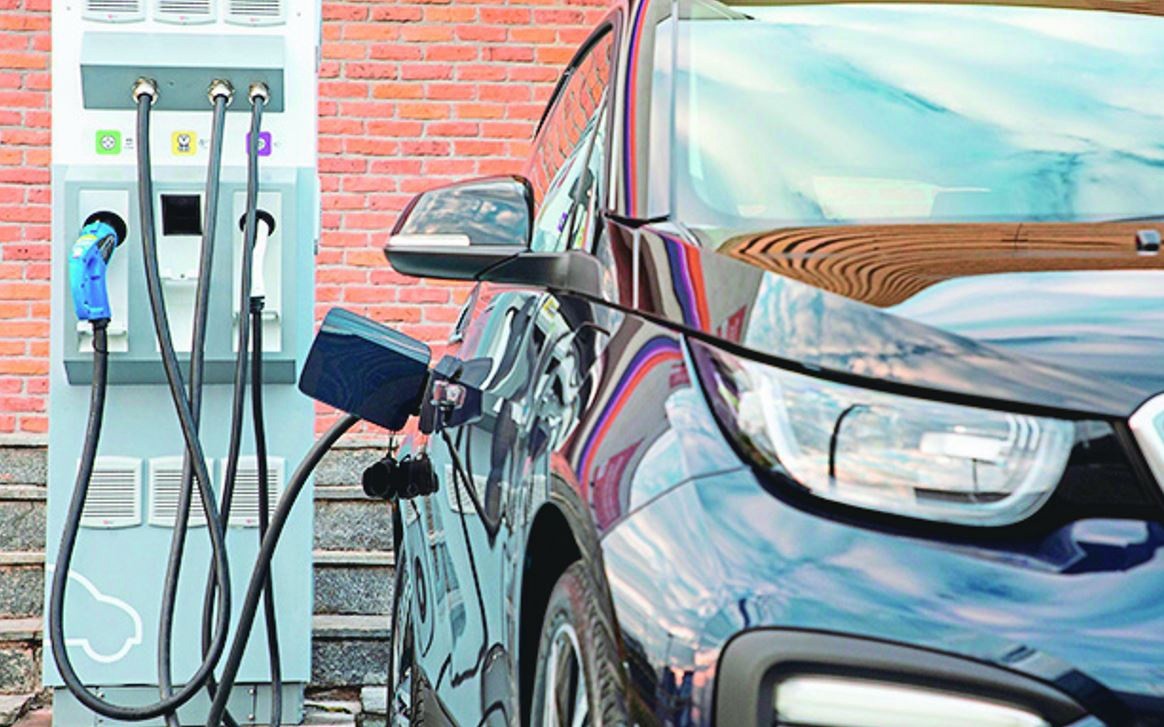 BMW I3 recarrega bateria em um dos novos pontos na Via Dutra