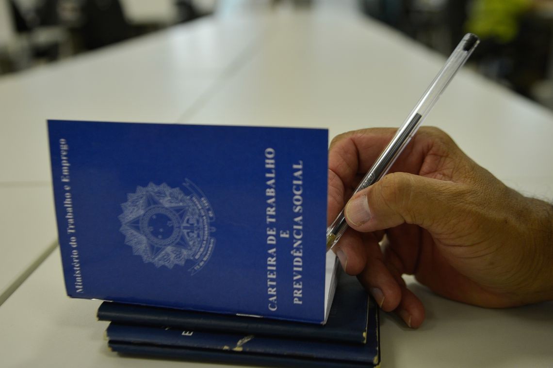 Os interessados devem levar um documento com foto e a carteira de trabalho