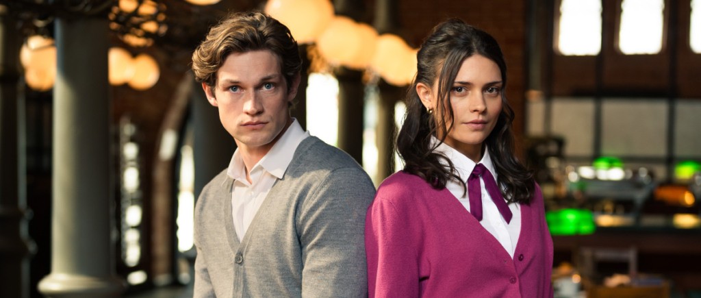 Fotos da 2ª temporada de Maxton Hall revelam James e Ruby após o final da 1ª temporada