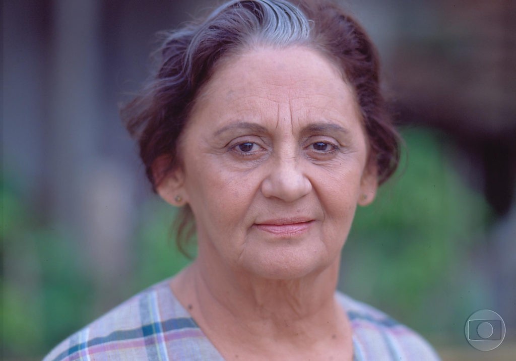 Laura Cardoso (Isaura Araújo)
