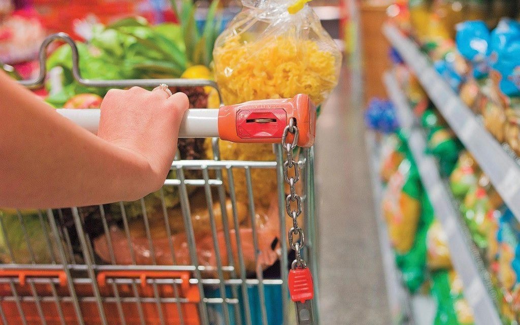 É importante verificar data de validade de alimentos 
