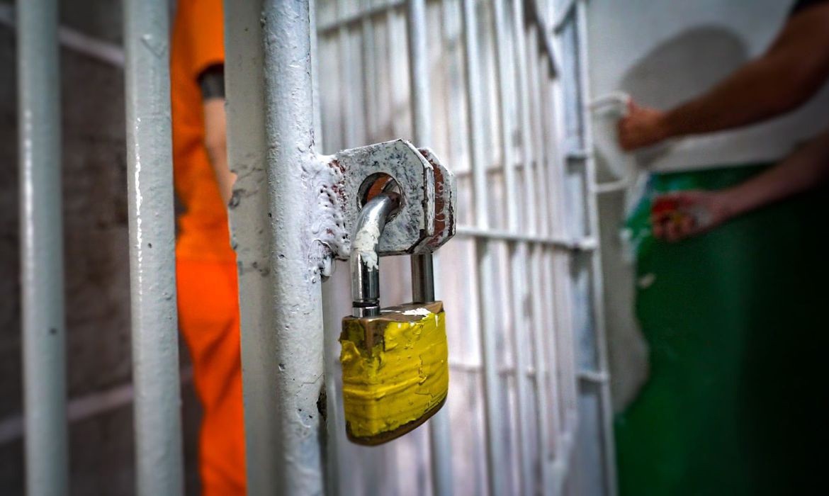 A revisão criminal é uma ação penal que visa desconstituir uma sentença condenatória transitada em julgado e que tem por finalidade corrigir casos de erro ou equívoco judiciário