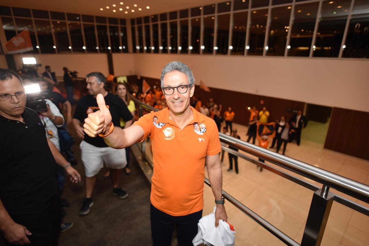 Zema comemorou vitória no primeiro turno com correligionários