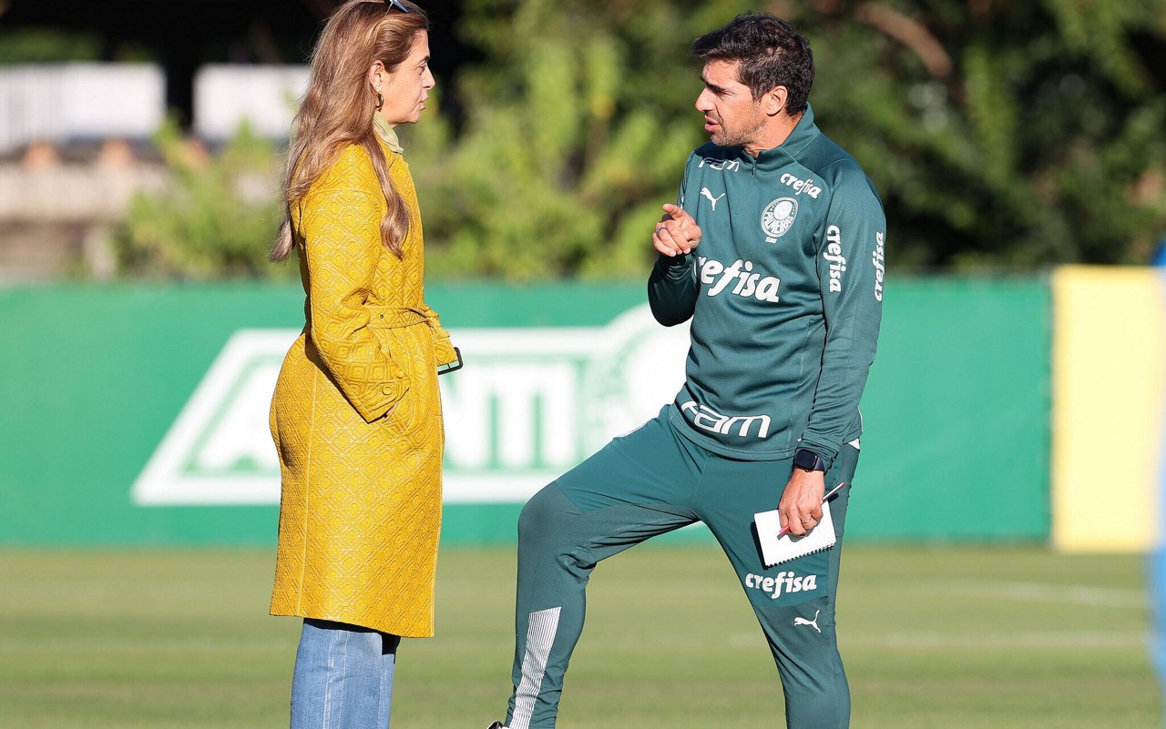 Leila Pereira (à esquerda) ao lado de Abel Ferreira (Foto: Fabio Menotti/Palmeiras)